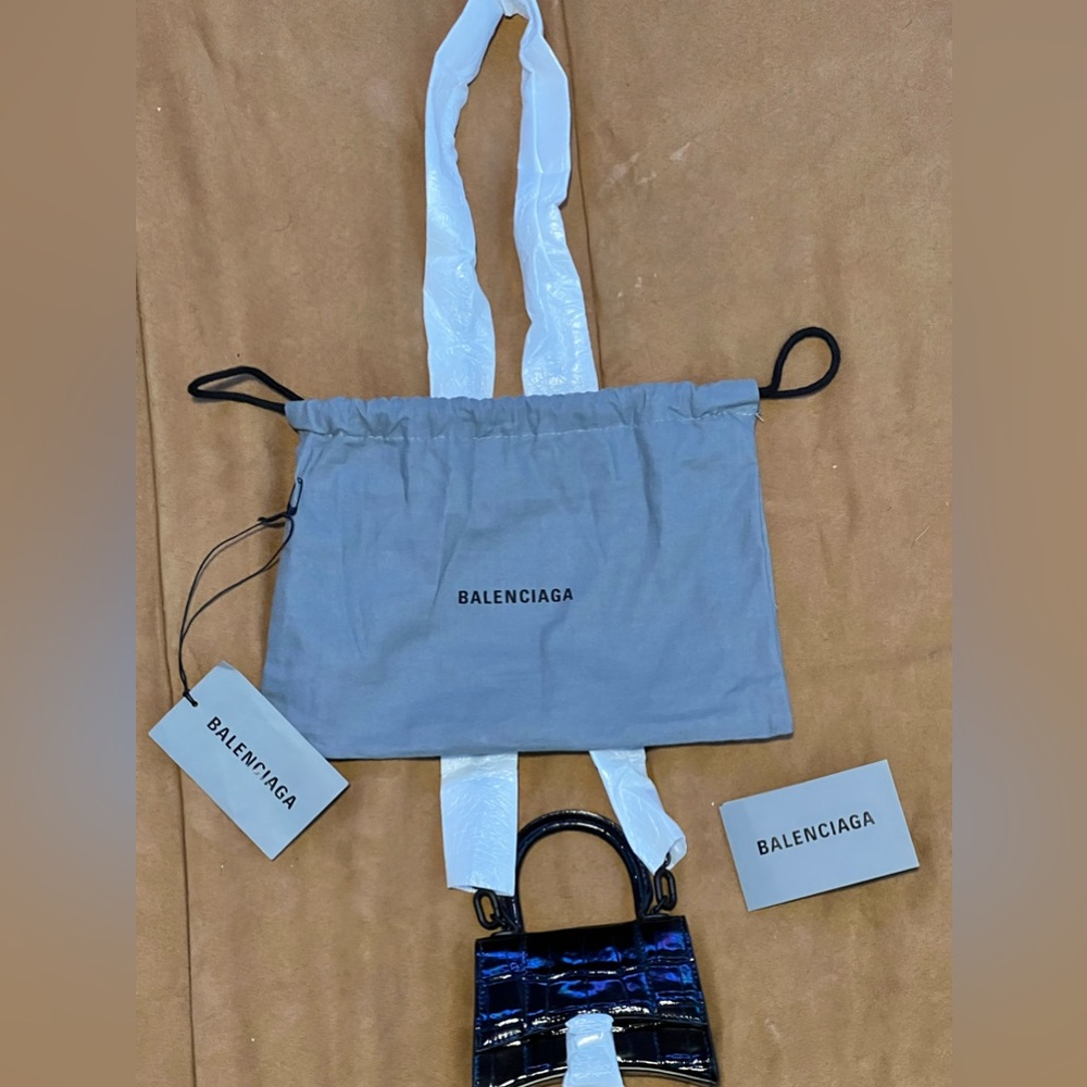 BALENCIAGA
Black Croc Mini Hourglass With Chain Bag
$1650 CAD